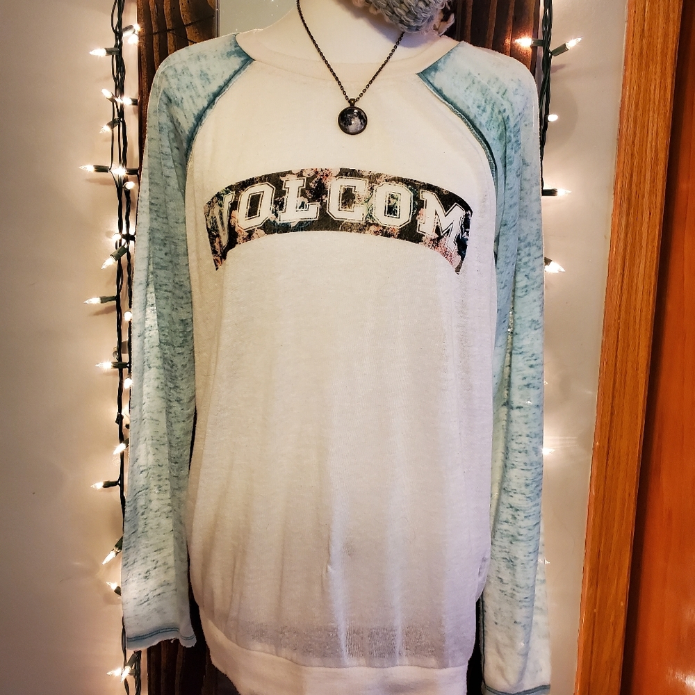 Volcom light weight long sleeve size medium